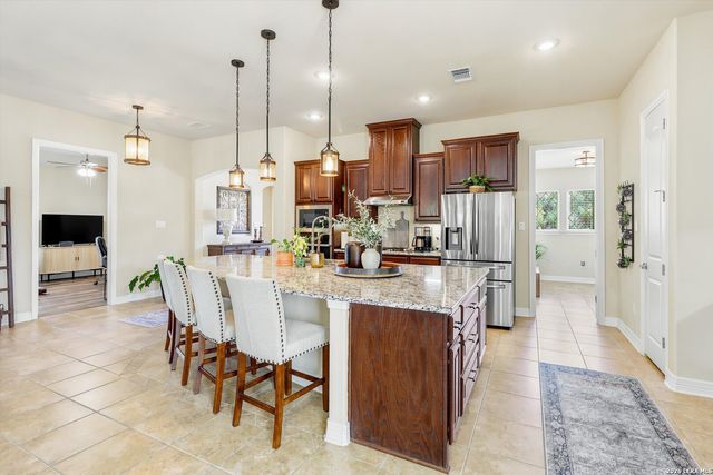 333 Cascade Trl, Castroville, TX 78009