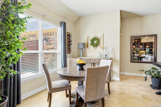 333 Cascade Trl, Castroville, TX 78009