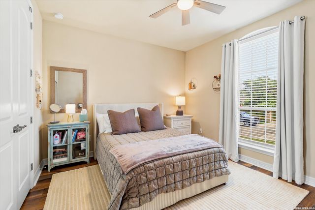 333 Cascade Trl, Castroville, TX 78009