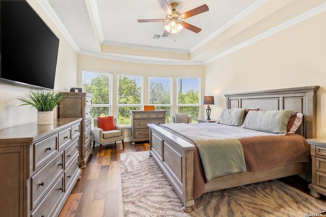 333 Cascade Trl, Castroville, TX 78009