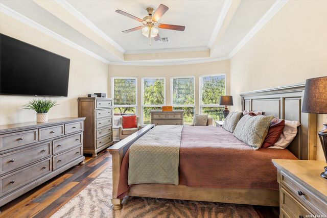 333 Cascade Trl, Castroville, TX 78009