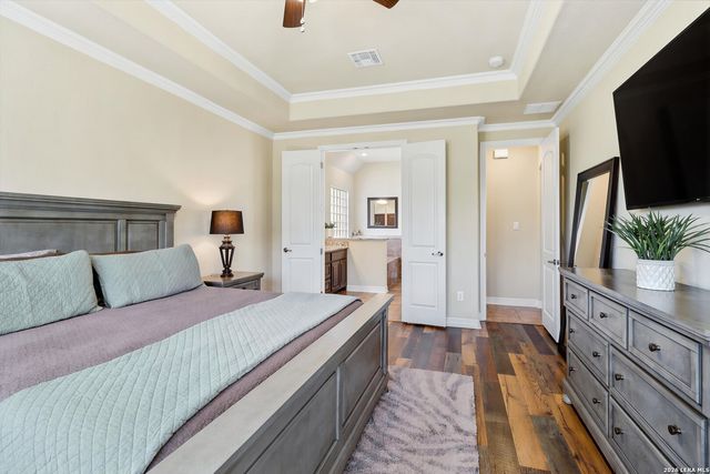 333 Cascade Trl, Castroville, TX 78009