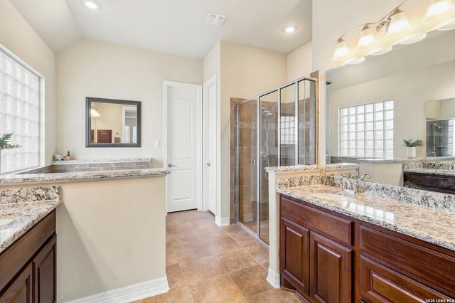 333 Cascade Trl, Castroville, TX 78009