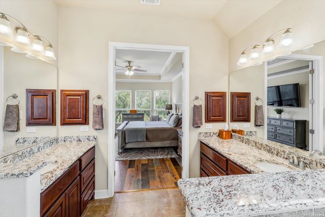 333 Cascade Trl, Castroville, TX 78009