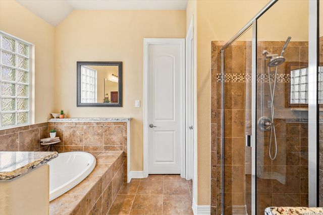 333 Cascade Trl, Castroville, TX 78009