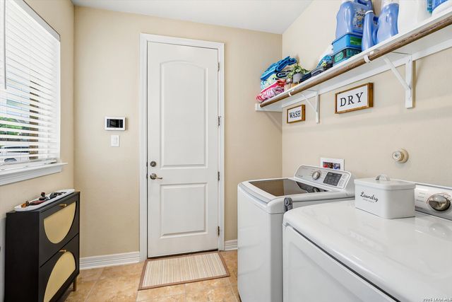 333 Cascade Trl, Castroville, TX 78009
