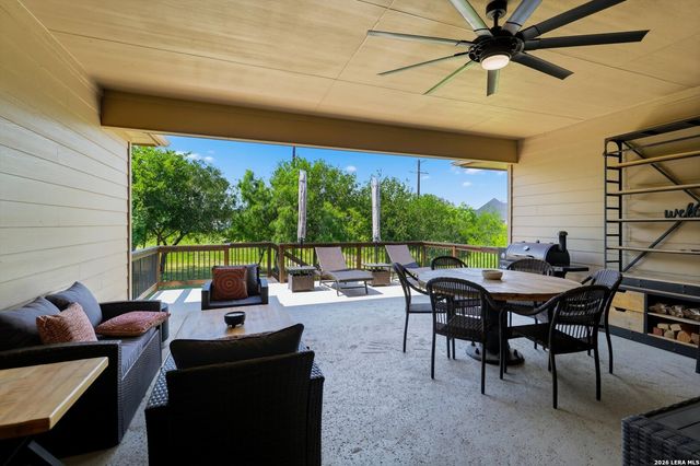 333 Cascade Trl, Castroville, TX 78009