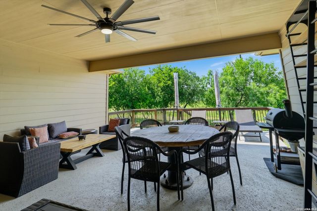 333 Cascade Trl, Castroville, TX 78009