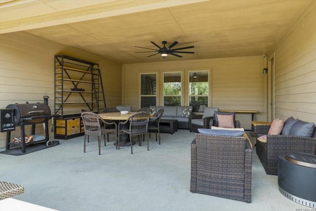 333 Cascade Trl, Castroville, TX 78009