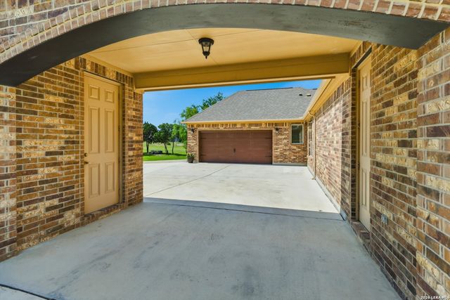 333 Cascade Trl, Castroville, TX 78009