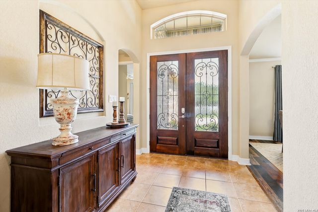 333 Cascade Trl, Castroville, TX 78009
