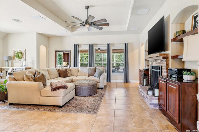 333 Cascade Trl, Castroville, TX 78009
