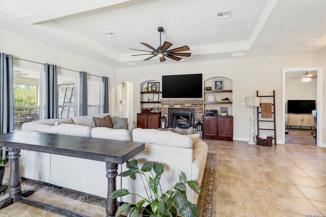 333 Cascade Trl, Castroville, TX 78009