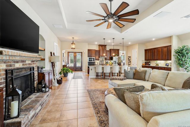 333 Cascade Trl, Castroville, TX 78009