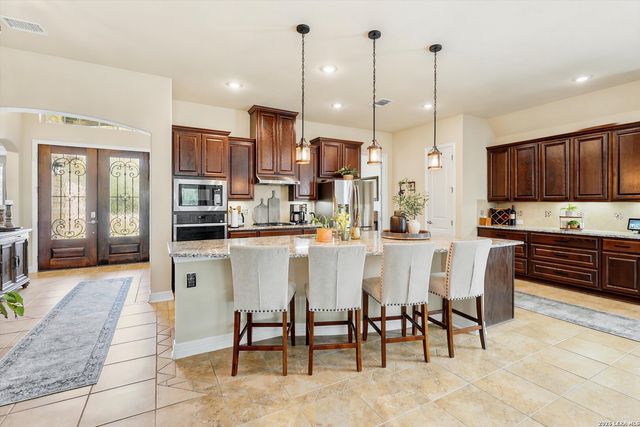333 Cascade Trl, Castroville, TX 78009