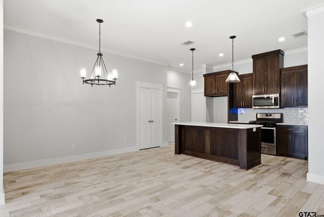 217 Smith Cir, Lindale, TX 75771