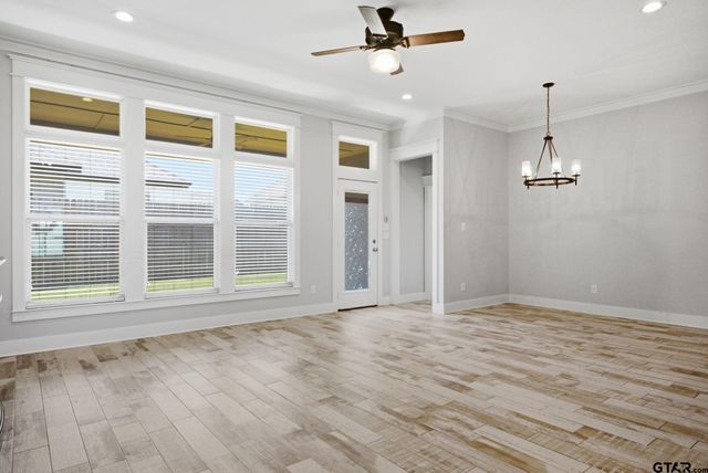 217 Smith Cir, Lindale, TX 75771