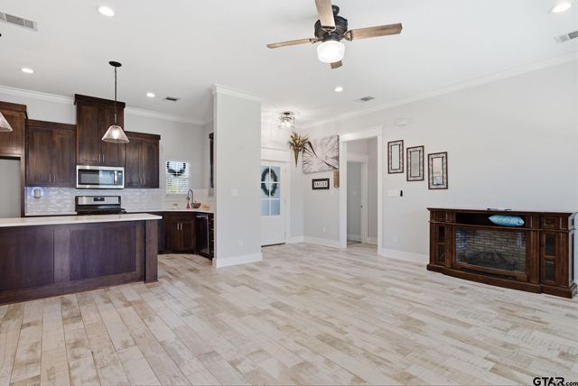 217 Smith Cir, Lindale, TX 75771