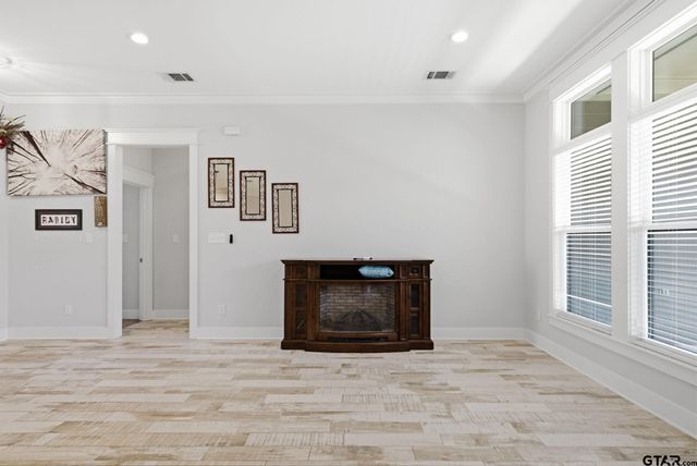 217 Smith Cir, Lindale, TX 75771