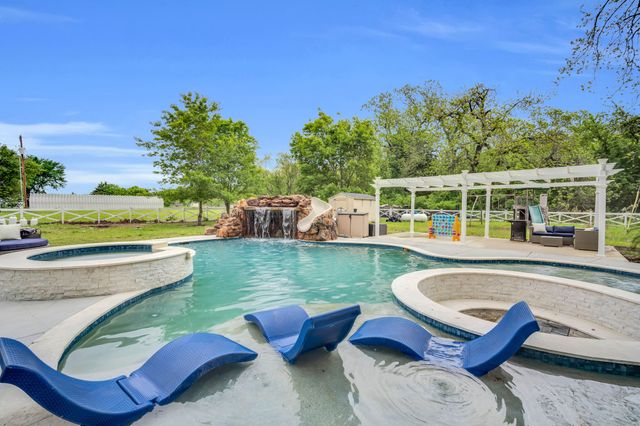1015 S Lowrance Road, Pecan Hill, TX 75154