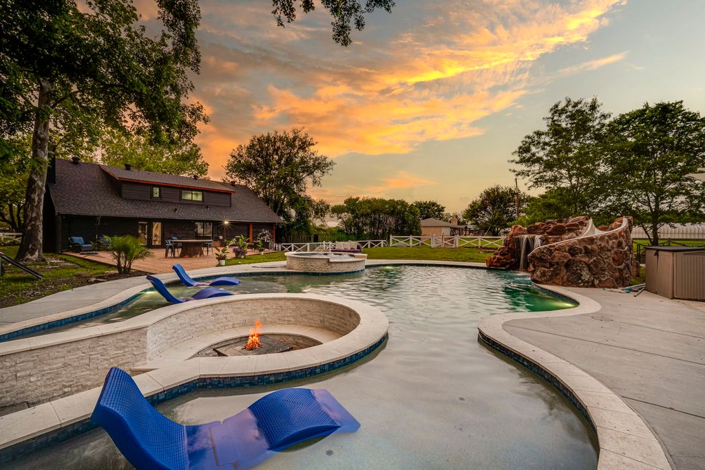 1015 S Lowrance Road, Pecan Hill, TX 75154