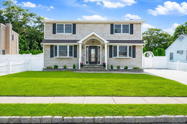 18 Worden Place, West Babylon, NY 11704