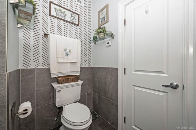 18 Worden Place, West Babylon, NY 11704