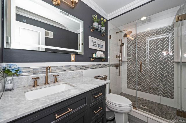 18 Worden Place, West Babylon, NY 11704