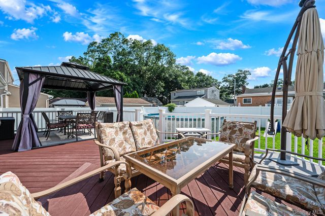 18 Worden Place, West Babylon, NY 11704