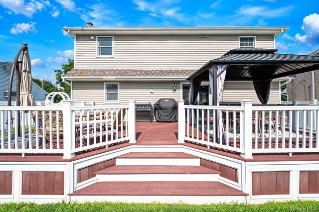 18 Worden Place, West Babylon, NY 11704