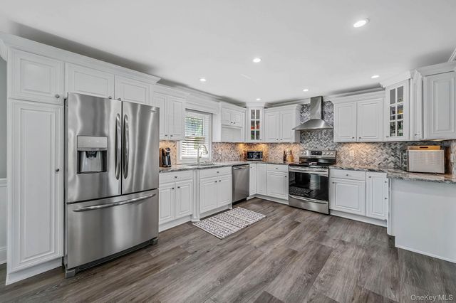 18 Worden Place, West Babylon, NY 11704