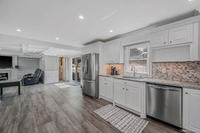 18 Worden Place, West Babylon, NY 11704