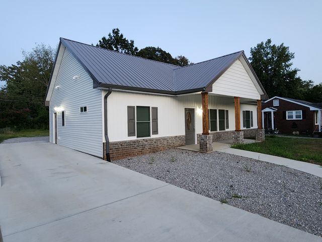 222 E Meadow Cir, Clarksville, TN 37043