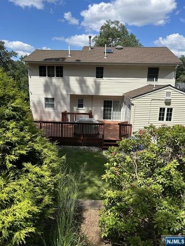 16 Manito Avenue, Oakland, NJ 07436