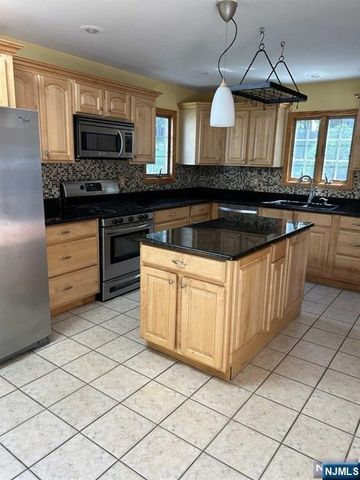 16 Manito Avenue, Oakland, NJ 07436