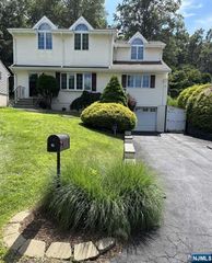 16 Manito Avenue, Oakland, NJ 07436