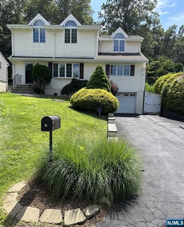 16 Manito Avenue, Oakland, NJ 07436