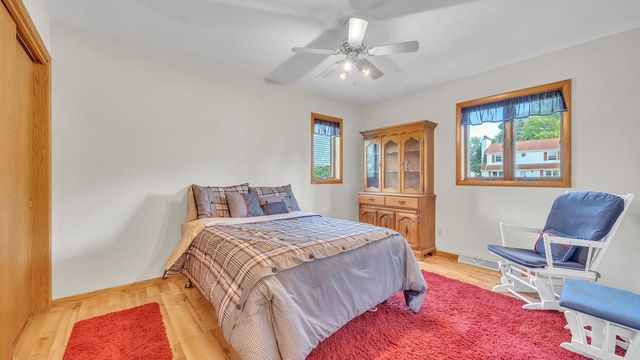 1160 W 19th AVENUE, Oshkosh, WI 54902