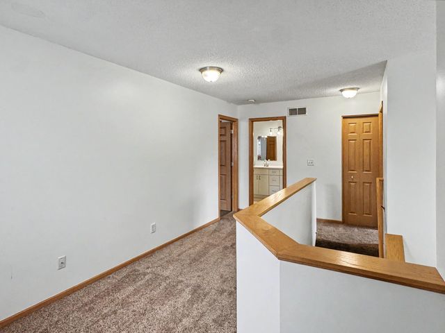 665 Kingfisher Lane E, Woodbury, MN 55125