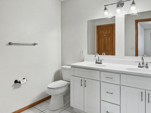 665 Kingfisher Lane E, Woodbury, MN 55125