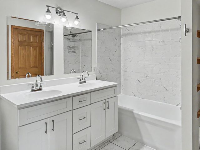 665 Kingfisher Lane E, Woodbury, MN 55125