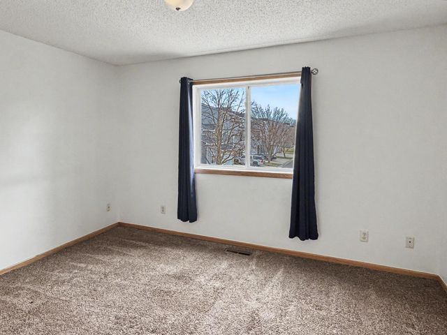 665 Kingfisher Lane E, Woodbury, MN 55125