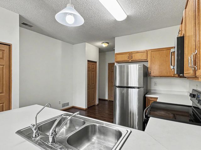 665 Kingfisher Lane E, Woodbury, MN 55125