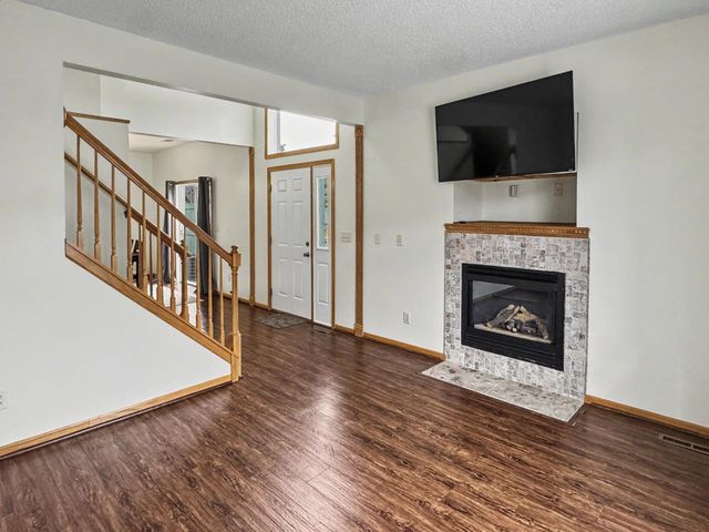 665 Kingfisher Lane E, Woodbury, MN 55125