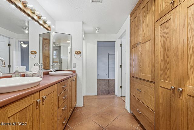 1121 N Abrego Drive, Green Valley, AZ 85614