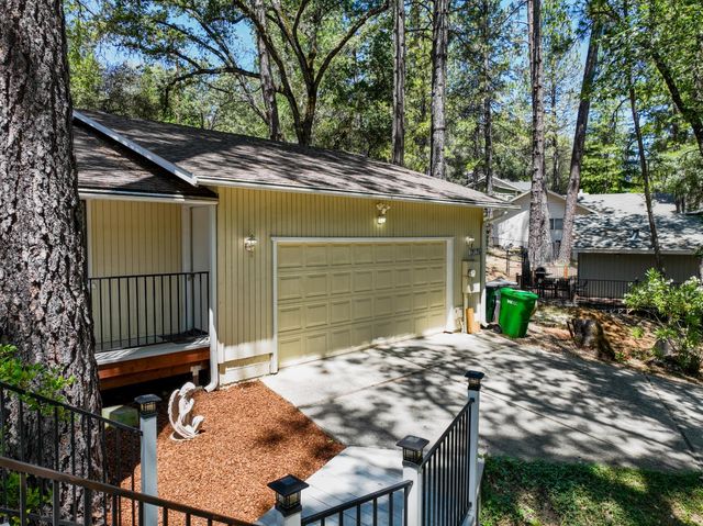 19135 Lake Forest Dr, Penn Valley, CA 95946