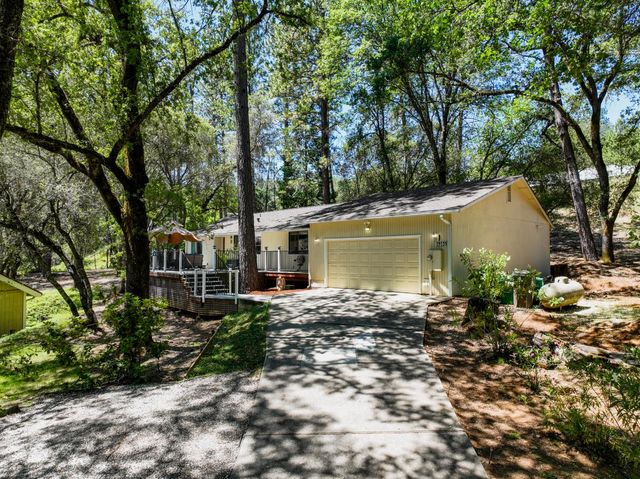 19135 Lake Forest Dr, Penn Valley, CA 95946