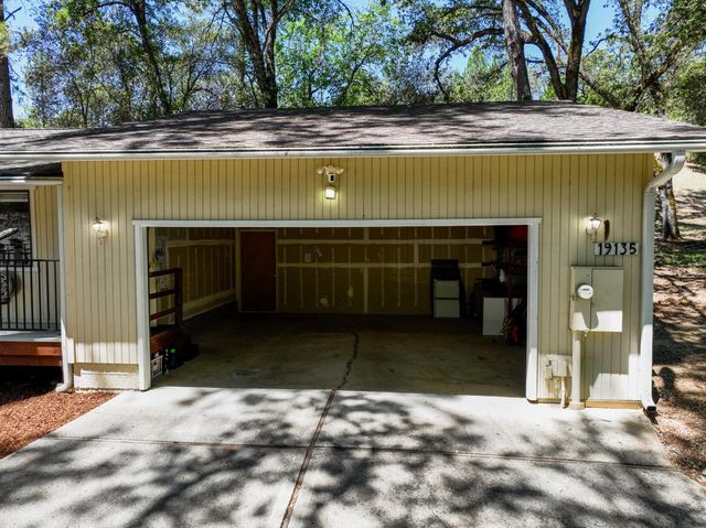 19135 Lake Forest Dr, Penn Valley, CA 95946