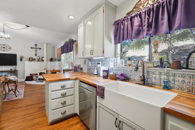 19135 Lake Forest Dr, Penn Valley, CA 95946