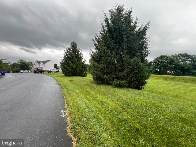 1046 ALANDALE DRIVE, Chambersburg, PA 17202